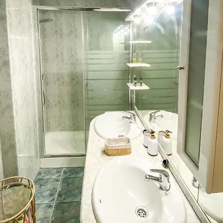 Residencial Leyra, Piso Centrico De 6 Habitaciones, 8 Camas