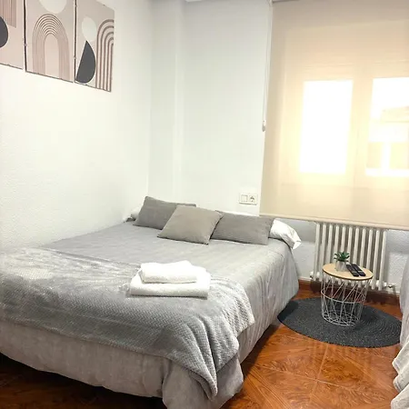 Residencial Leyra, Piso Centrico De 6 Habitaciones, 8 Camas