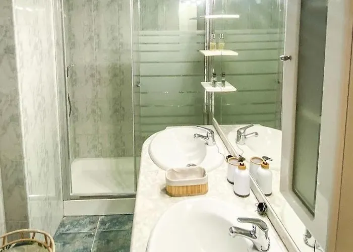 Residencial Leyra, Piso Centrico De 6 Habitaciones, 8 Camas